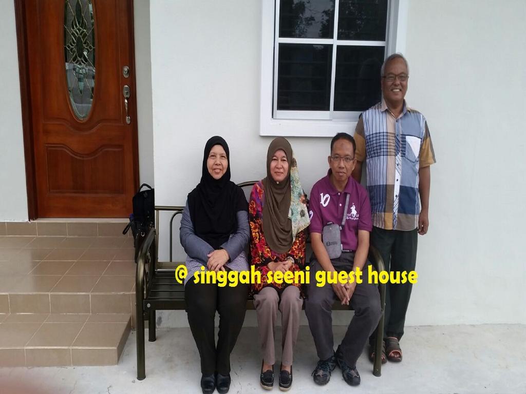 Singgah Seeni Guest House Padang Mat Sirat Exterior photo